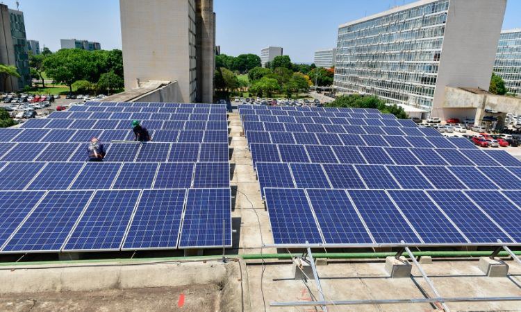 Primeiros painéis solares fotovoltaicos instalados no prédio do Ministério da Defesa, em Brasília - Foto: Ministério da Defesa